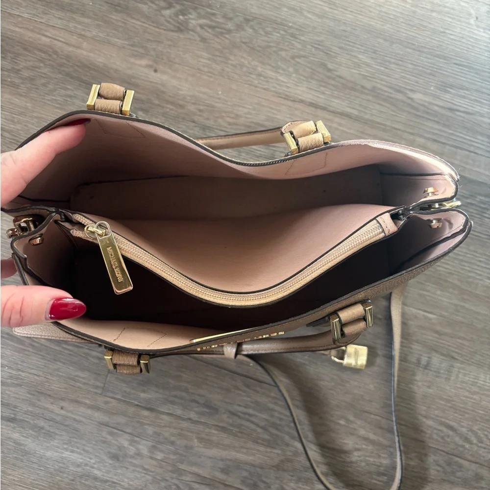 Michael Kors purse - Picture 3 of 6